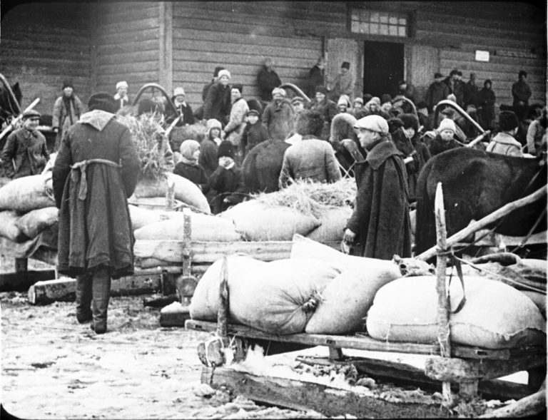 Entrega de pan al estado por los campesinos del distrito de Baryshiv de la provincia de Kyiv. Distrito de Baryshiv. 1930. – Archivo Central Estatal H. Pshenychnyi de Cine, Foto y Audio documentos de Ucrania.