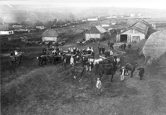 Entrega colectiva de grano por asociaciones de consumo en Nemyriv de la provincia de Vínnytsia. 1929. – Archivo Central Estatal H. Pshenychnyi de Cine, Foto y Audio documentos de Ucrania.