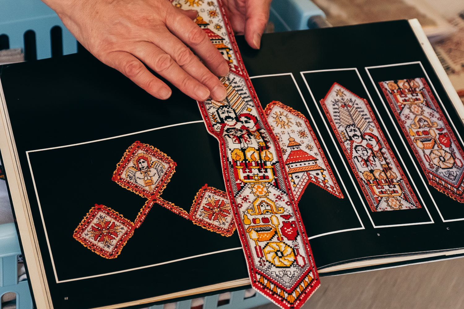München. Traditionelle ukrainische Stickerei aufbewahren