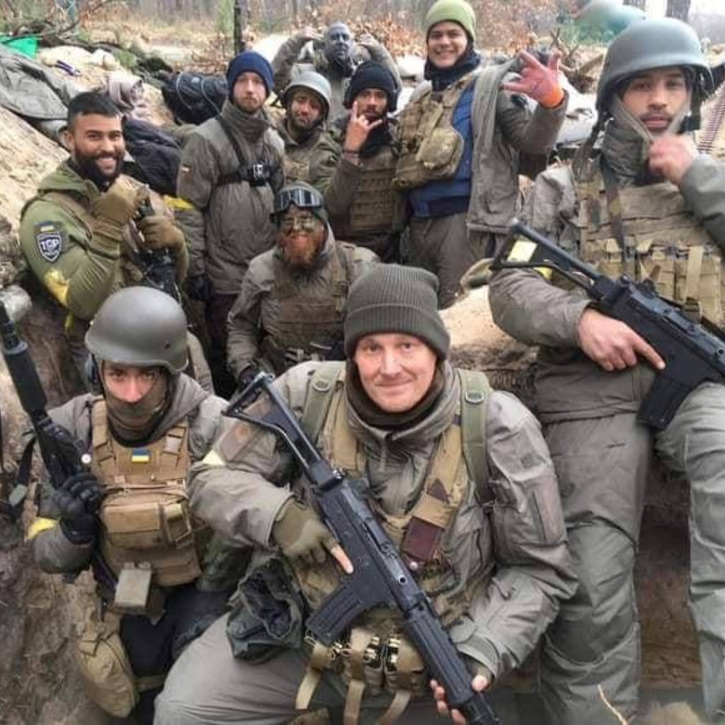 外国からも義勇兵がウクライナを守りに来ている • Ukraїner
