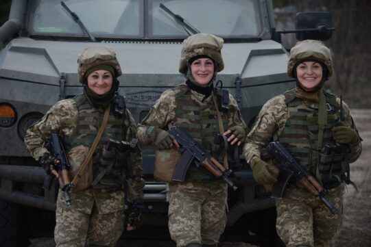 Mit oder ohne Waffe. UKRAINISCHE FRAUEN VERTEIDIGEN IHREN STAAT