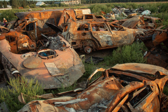 「別世界」 砲撃された車両の墓地を捉えた写真プロジェクト