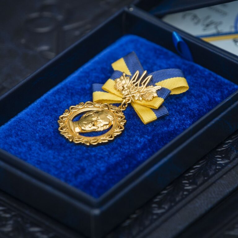 Медаль лауреата Шевченківської премії. Фото: ОП.