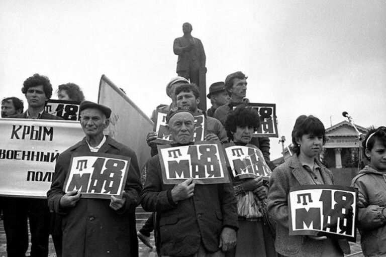 Кримські татари на мітингу за повернення на батьківщину Джерело Українська правда..