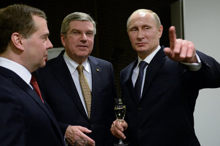 IOC-Chef Thomas Bach mit Kriegsverbrecher Putin.