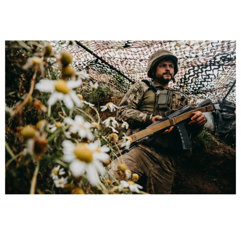 Боєць 24-ї окремої механізованої бригади ім. короля Данила в окопі на передовій. Фото: Wojciech Grzedzinski для Anadolu Images
