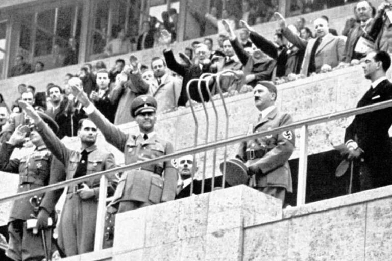 Hitler und seine Getreuen bei der Eröffnung der Olympischen Spiele in Berlin. Foto aus den Archiven.