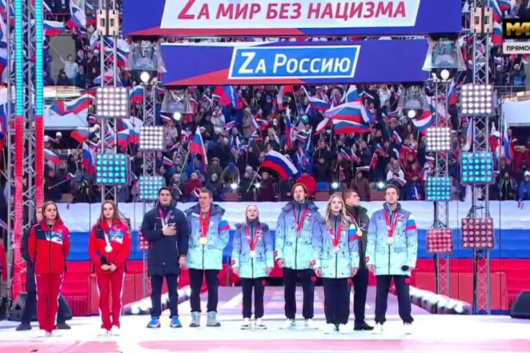 Russische Sportler bei einer Demonstration im Moskauer Luzhniki-Stadion im März 2022 anlässlich der russischen Invasion der Ukraine. Screenshot aus dem Video.