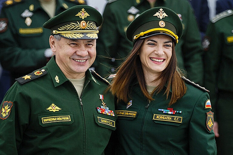 Die zweifache Olympiasiegerin Isinbajewa erhält vom russischen Verteidigungsminister Sergej Schoigu einen neuen militärischen Rang. Foto: Ukrinform.