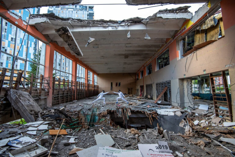 Fechter in der völlig zerstörten Unifecht-Halle in Charkiw. Foto: Mykola Synelnykow.