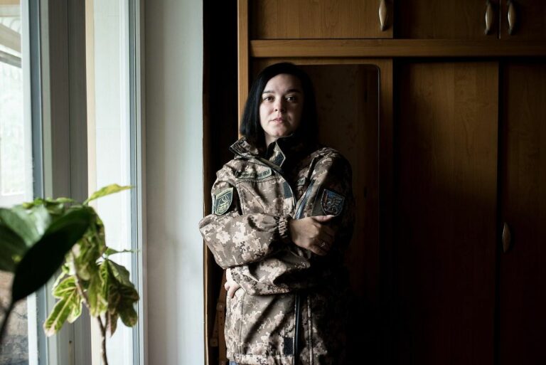 Жінка у військовій куртці свого чоловіка, який загинув у бою. Фото: Elena Tita