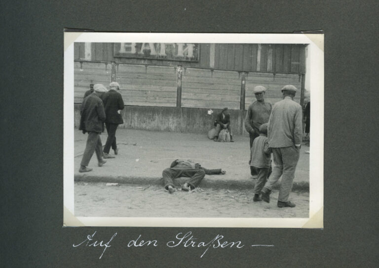 Muerte por inanición en las calles de Járkiv, 1933. Foto tomada por el ingeniero A. Wienerberger. Documentos fotográficos facilitados por la bisnieta de A. Wienerberger, Samara Pierce.