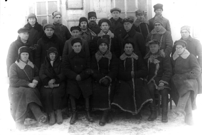 Un grupo de activistas de la Estación de Máquinas y Tractores de Borova, distrito de Chernivtsí, región de Vínnytsia, pueblo de Borova, 1936.