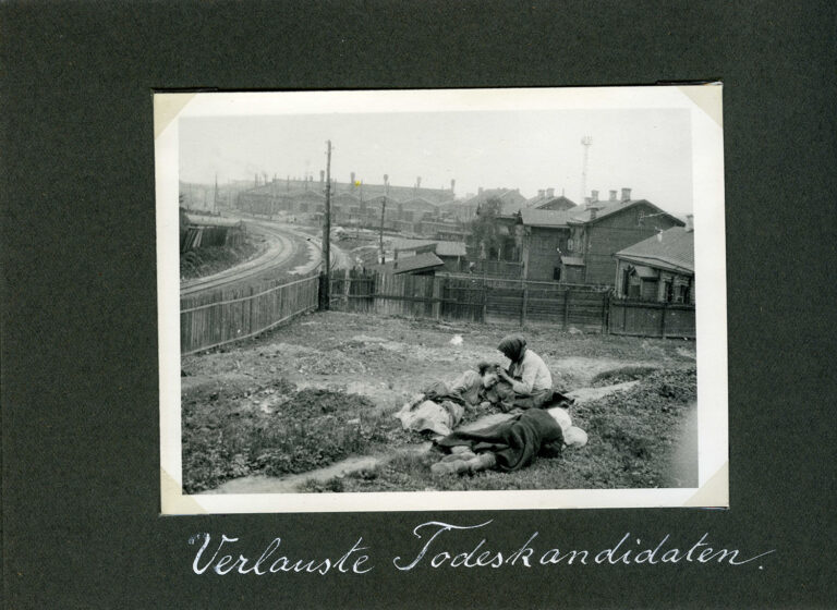 Víctimas de la hambruna. Región de Járkiv, 1933. Foto de la Colección del Cardenal Theodor Innitzer (Archivo de la Diócesis de Viena). Foto tomada por el ingeniero A. Wienerberger. Documentos fotográficos facilitados por la bisnieta de A. Wienerberger, Samara Pierce.