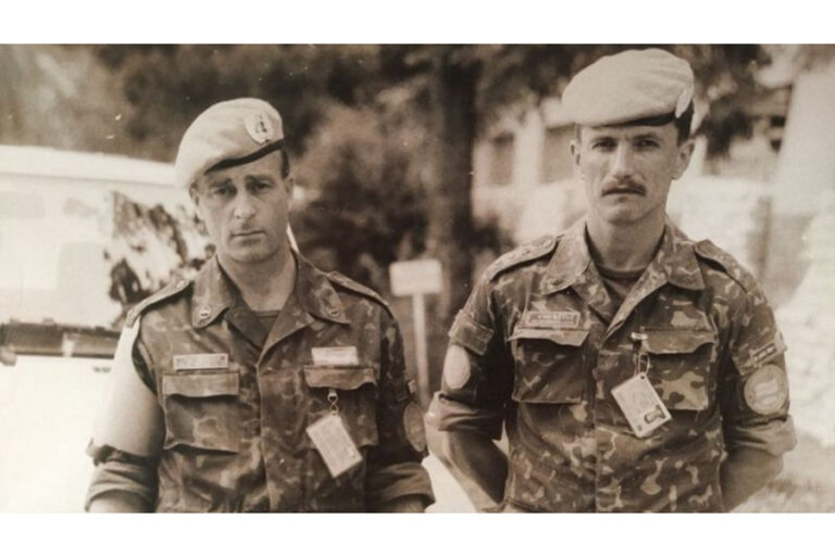 Полковник Микола Верхогляд (ліворуч) та старший прапорщик Сергій Куц під час війни в Боснії. Фото: архів Сергія Куца.