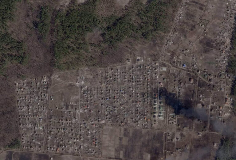 Наслідки обстрілів села Мощун. Фото: Радіо Свобода.