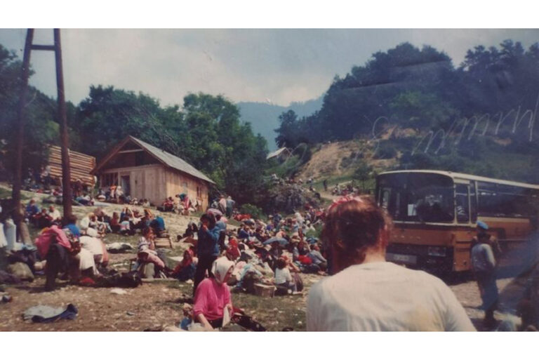 Боснійські мусульмани збираються біля автобусів у Жепі, 25 липня 1995 року. Фото: архів Олександра Розецького.