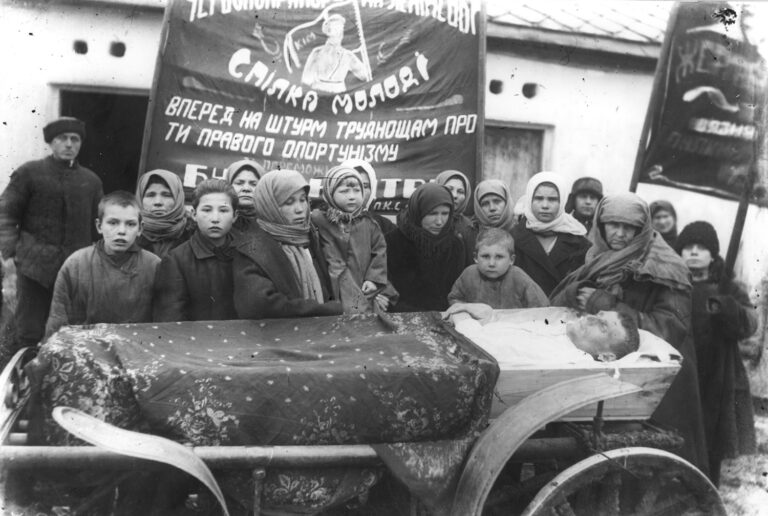 Entierro de un activista en el pueblo de Serhiivka, region de Donetsk, pprincipios de la década de 1930.