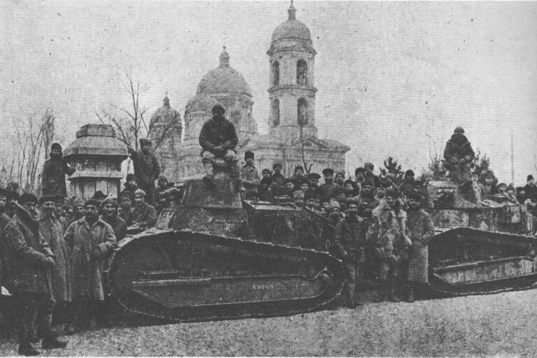 10_французькі військові разом із представниками білогвардійців на танках Renault, Одеса, 1919 рік