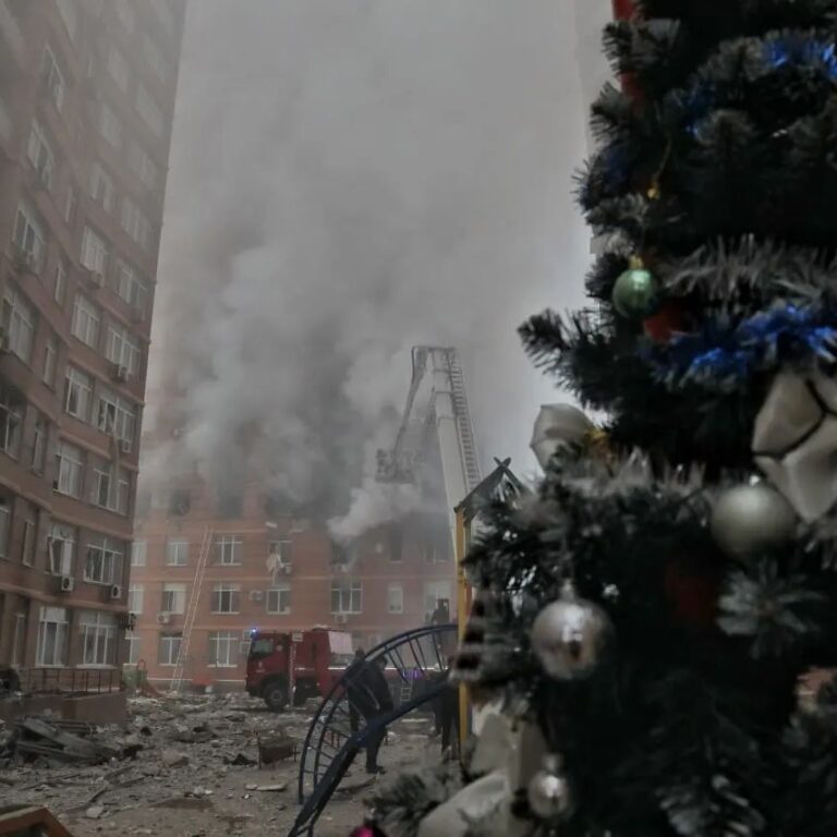 Зруйновані внаслідок російської атаки будівлі. Фото: Ніна Ляшонок для «Ґрати»