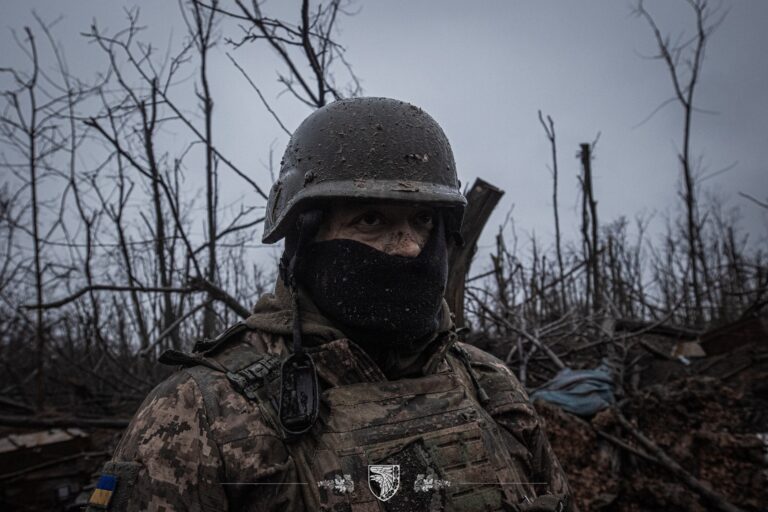 Український мінометник на відбитих у ворога позиціях. Фото: інстаграм-сторінка 93 бригади «‎Холодний Яр»