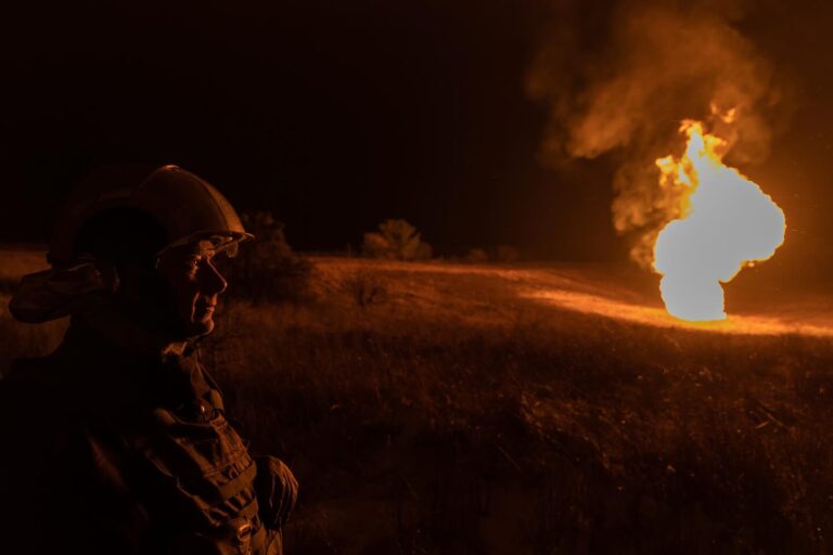 Працівник ДСНС поруч із місцем влучання ворожого снаряда у газопровід. Фото: Yakiv Liashenko