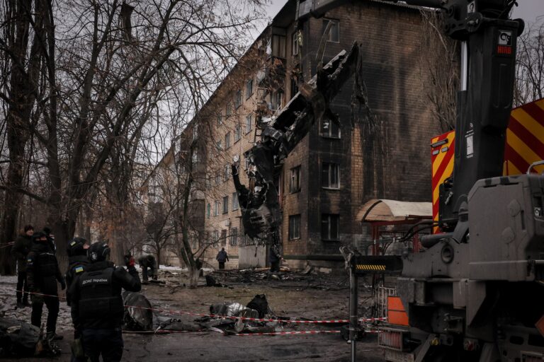 Сапери ДСНС збирають уламки російської ракети. Фото: Oleg Petrasiuk для EPA Images