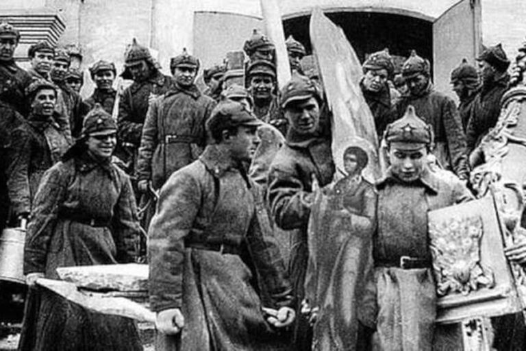 Les bolcheviks russes pillent les terres ukrainiennes occupées.