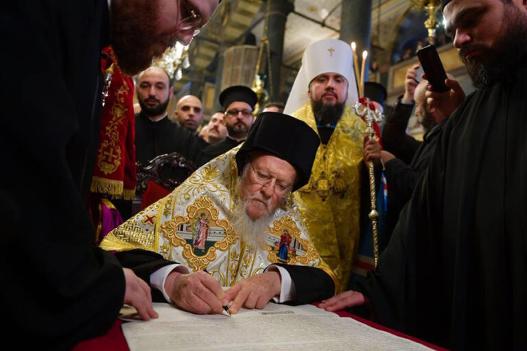 Le patriarche œcuménique Bartholomée Ier signe le Tomos d'autocéphalie pour l'Église orthodoxe d'Ukraine.