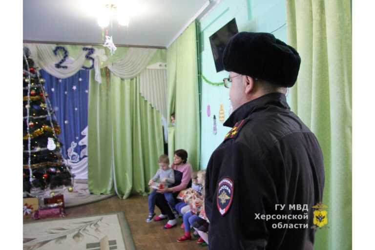 Співробітники поліції відвідують дитячий садок с.Стрілкове, січень 2023 року. Фото з відкритих джерел.
