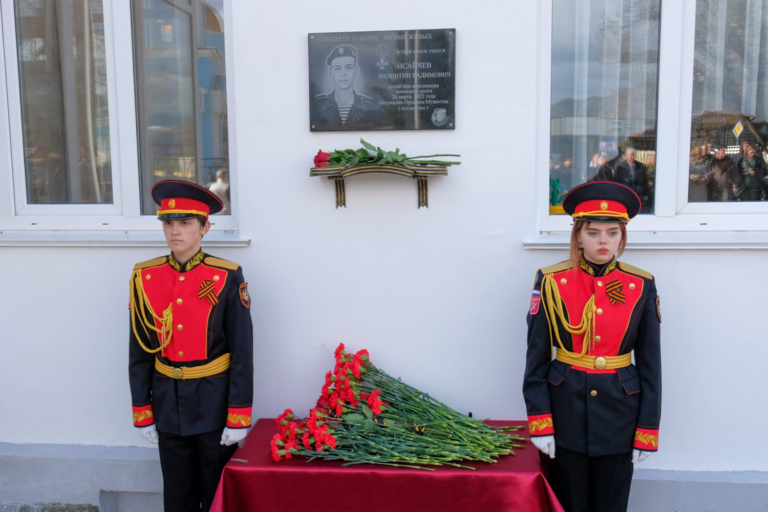 Відкриття меморіальної дошки Ісайчеву Валентину, тимчасово окуповане місто Судак. На момент загибелі хлопцю виповнився 21 рік. Фото з відкритих джерел.