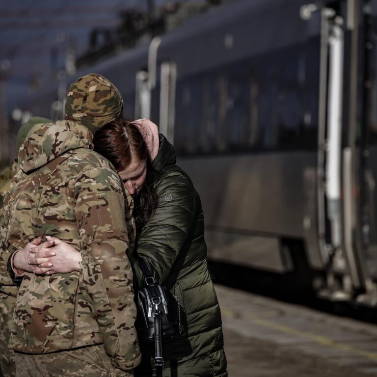 Пара прощається на вокзалі. Фото: Marian Kushnir