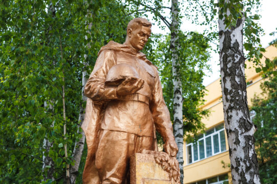 Переосмислити меморіали Другої світової війни