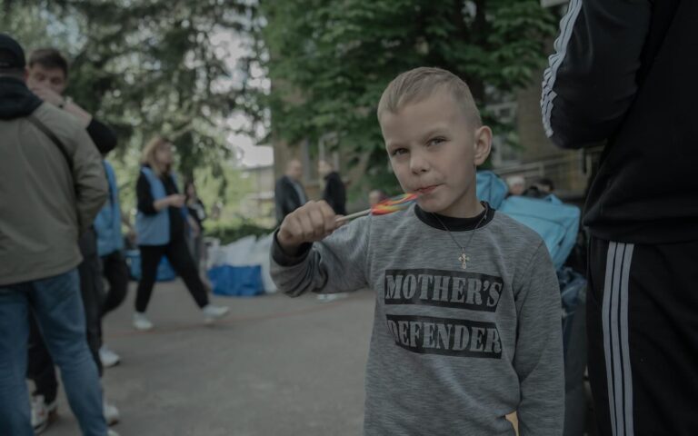 Хлопчик у пункті прийому евакуйованих із прикордоння. Фото: Ivan Samoilov для «Ґвара медіа»