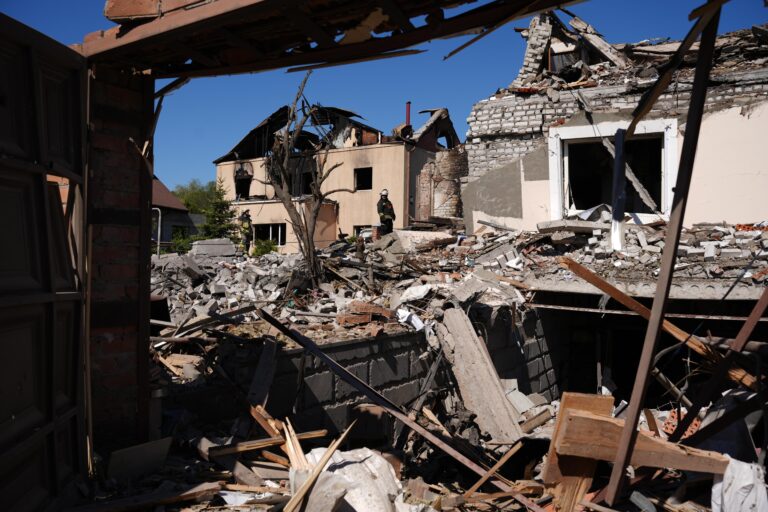Знищені через російський обстріл будинки у приватному секторі міста. Фото: Eugene Hertnier для «Суспільне Харків»