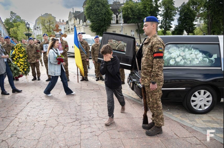 Прощання з нацгвардійцем Денисом Зеленим. Фото: Danylo Dubchak для Frontliner