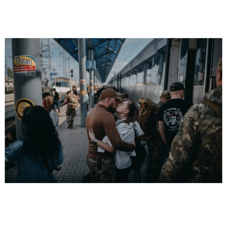 Пара прощається на вокзалі. Фото: Wojciech Grzedzinski для Anadolu Images