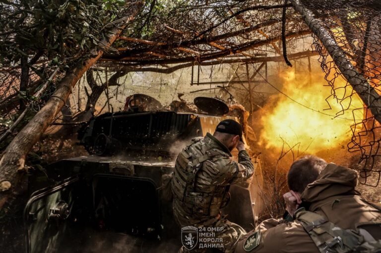 Військовослужбовець вистрілив у бік окупованої Горлівки агітаційний снаряд з інструкцією щодо здачі в полон. Фото: Oleg Petrasiuk