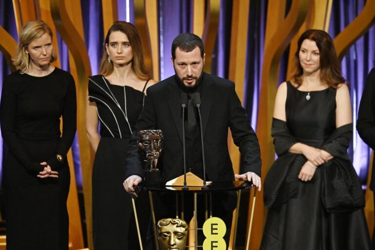 12 Мстислав Чернов отримує премію BAFTA за 20 днів у Маріуполі як найкращий документальний фільм, Лондон, 18 лютого 2024 року. Фото Kate Green BAFTA