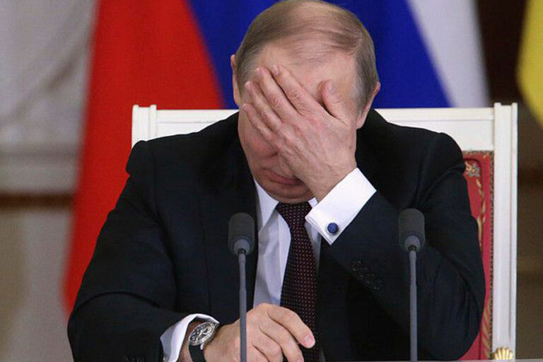 Putin tapa a cara com a mão