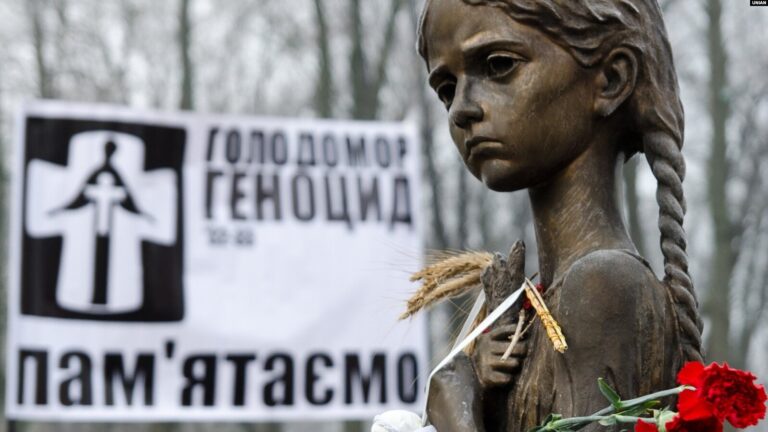 Скульптура «Гірка пам’ять дитинства», встановлений перед Національним музеєм Голодомору-геноциду в Києві Джерело фото Уніан