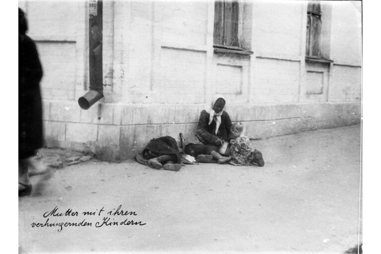 Мати зі своїми голодними дітьми - авторський підпис). Харків, 1933 рік. Фото Александра Вінербергера. Надано власником авторських прав Самарою Пірс Джерело Радіо Свобода.
