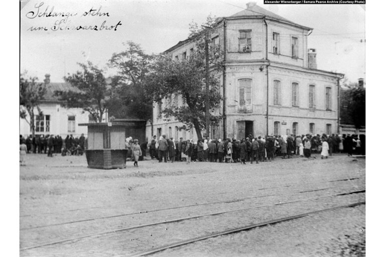 Черга за чорним хлібом» (авторський підпис) Харків, 1933 рік. Фото Александра Вінербергера. Надано Самарою Пірc_ Радіо Свобода.
