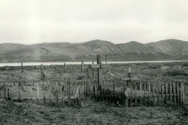 Der von Sand verschüttete Friedhof der Deportierten im russischen Dorf Tit-Ary, Republik Sacha (Jakutien). Quelle: Museum der Besatzungen und Befreiungskämpfe.