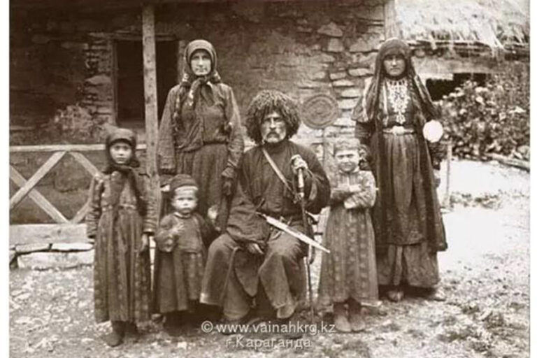 Tschetschenische Familie im Gebiet Karaganda, Kasachische Sowjetrepublik. Quelle: Tschetschenisch-Inguschische ethnokulturelle Vereinigung „Wainach“ Gebiet Karaganda.