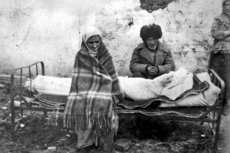 Die inguschische Familie Gasdijew mit der Leiche ihrer verstorbenen Tochter. Kasachstan, 1944. Foto aus offenen Quellen.