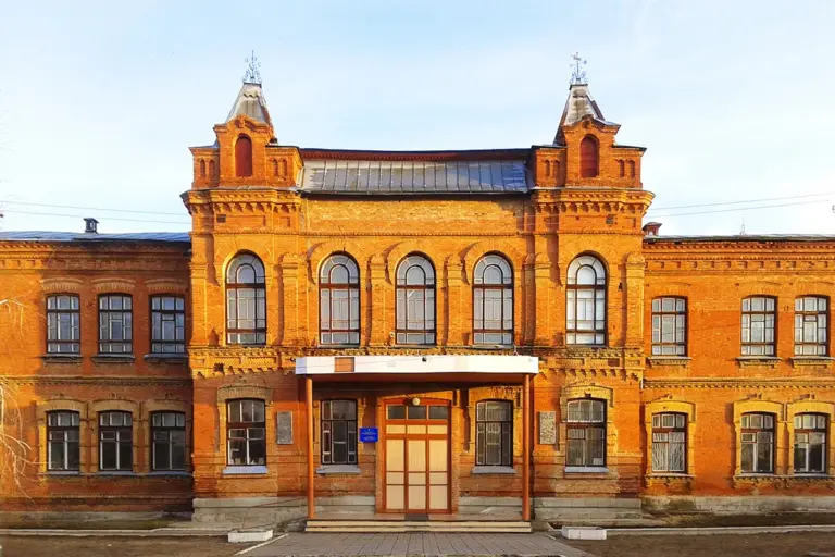 Катерининська жіноча гімназія у Старобільську. Фото: Qypchak / Wikimedia.