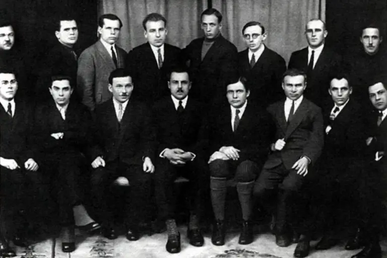 ВАПЛІТЕ, 1926 рік. Сидять (зліва): Тичина, Хвильовий, Куліш, Слісаренко, Йогансен, Коцюба, Панч, Любченко. Стоять (зліва): Майський, Епік, Коваленко, Сенченко, Іванов, Смолич, Досвітній, Дніпровський. Фото: Майк Йогансен. Джерело: Вибрані твори / Упоряд. Р. Мельникова. 2-ге видання, доповнене. Київ. Смолоскип. 2009, 768 с. Серія "Розстріляне Відродження".