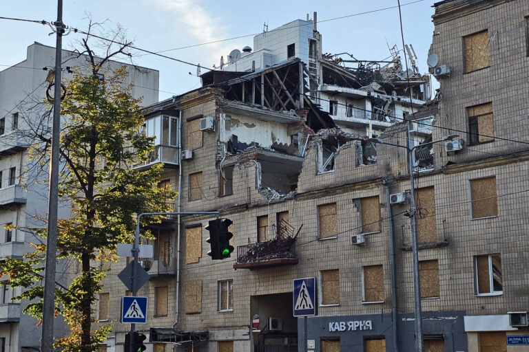 Foto: Björn Milbradt. Schwere Zerstörung im Stadtzentrum von Charkiw