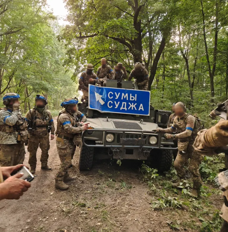 Оператори ССО на лісовій дорозі під час Курської наступальної операції на території РФ влітку 2024 року.